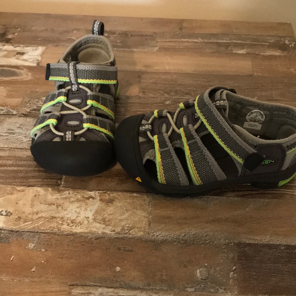 EUC Toddler Keen sandals size 7